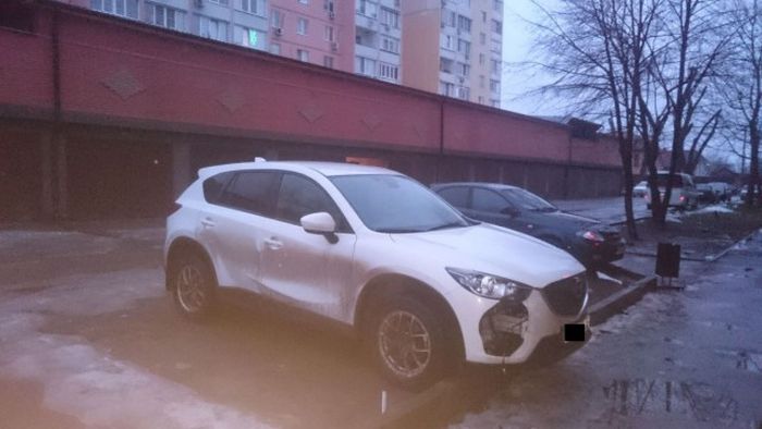 В Ростове у автомобилей Mazda вырезают противотуманки (2 фото + видео)