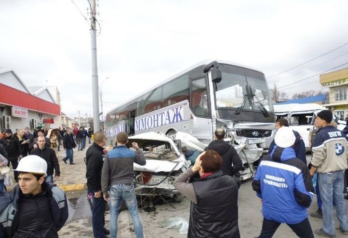 Под Новороссийском в массовом ДТП столкнулись 15 транспортных средств (17 фото + видео)