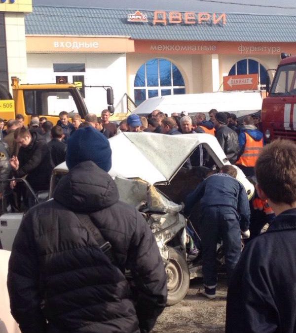 Под Новороссийском в массовом ДТП столкнулись 15 транспортных средств (17 фото + видео)