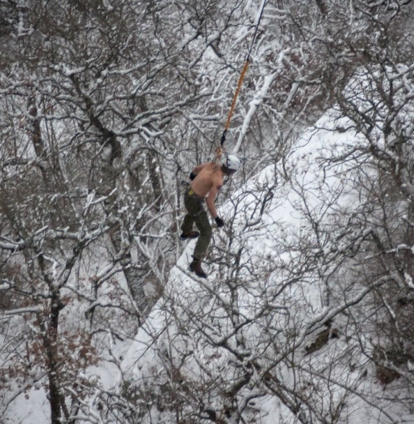 Русский экстремал подвесил себя за кожу и прыгнул с 62-метровой высоты (16 фото + видео)