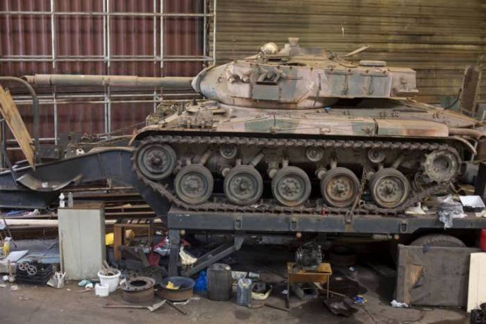 Бразильская полиция во время обыска склада обнаружила два танка (3 фото)