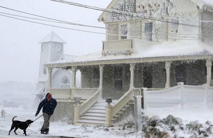В Новой Англии, США, устраняют последствия сильной снежной бури (24 фото)