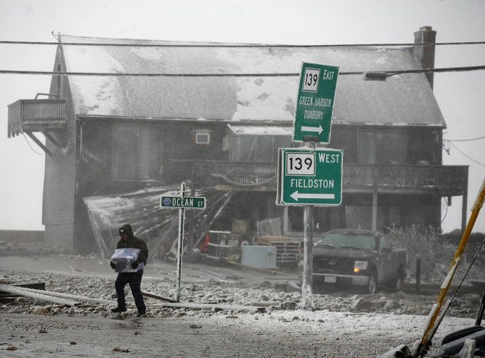 В Новой Англии, США, устраняют последствия сильной снежной бури (24 фото)