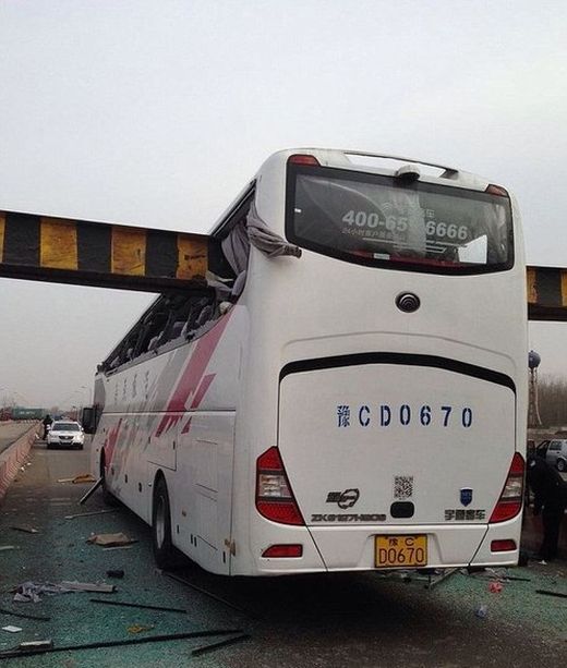 В Китае в условиях тумана двухэтажный автобус въехал в ограничитель высоты (5 фото)