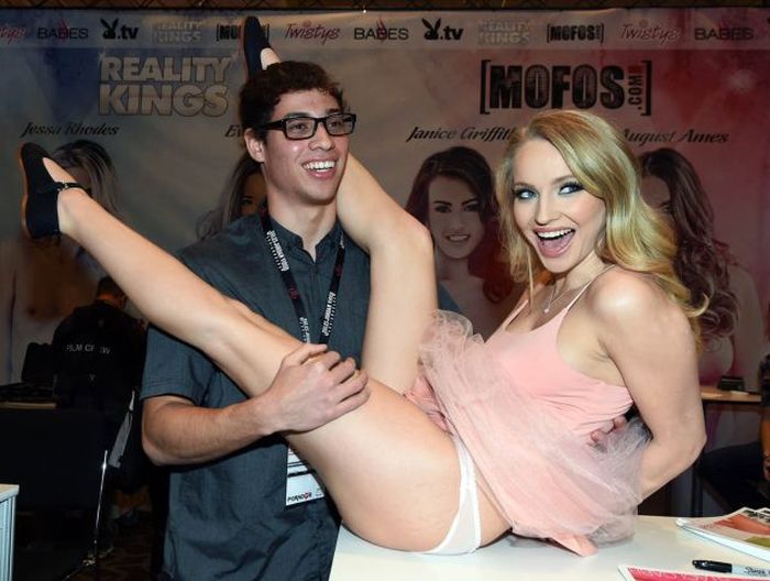 В Лас Вегасе прошла ежегодная порно-выставка Adult Entertainment Expo 2015 (65 фото)