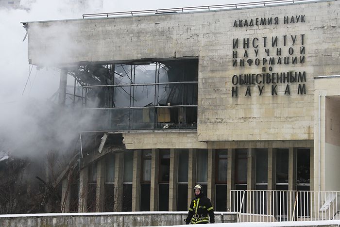 Более суток московские пожарные тушили пожар в библиотеке ИНИОН РАН (17 фото + видео)