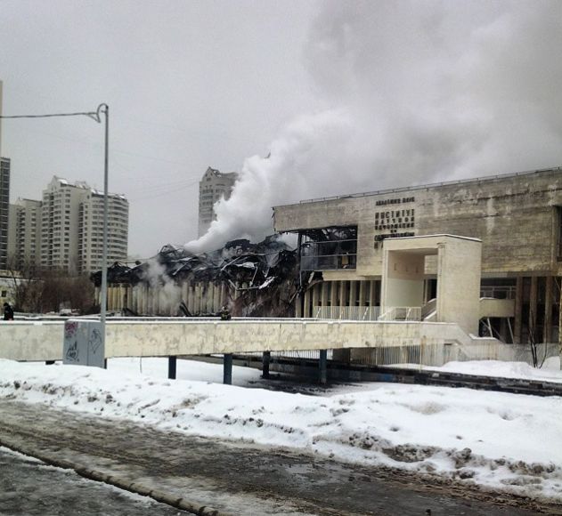 Более суток московские пожарные тушили пожар в библиотеке ИНИОН РАН (17 фото + видео)