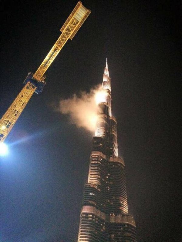Пользователи соцсетей распространили фейк о пожаре в небоскребе Бурдж-Халифа (5 фото)