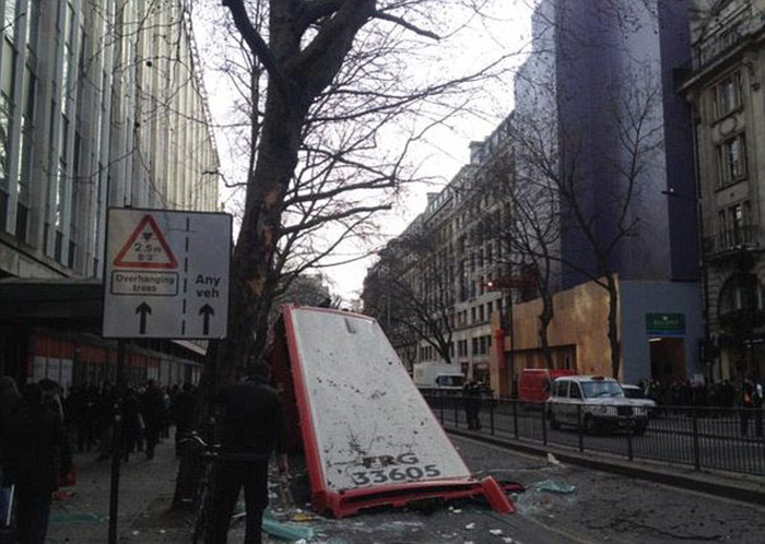 По вине водителя дерево снесло крышу автобусу (14 фото)