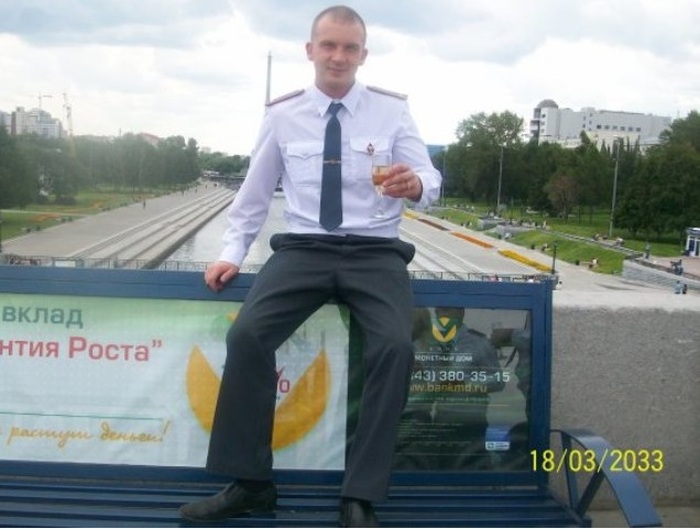 В Екатеринбурге полицейского уволили из-за фото в соцсети (6 фото + видео)