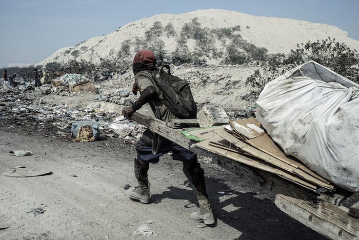 Пост о жизни обитателей свалки на острове Гаити (29 фото)