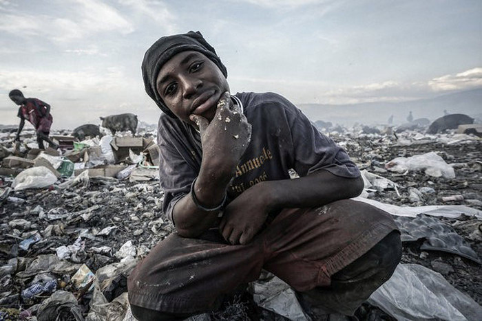 Пост о жизни обитателей свалки на острове Гаити (29 фото)