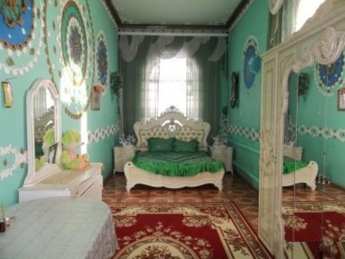 В Екатеринбурге продается роскошный цыганский особняк (18 фото)