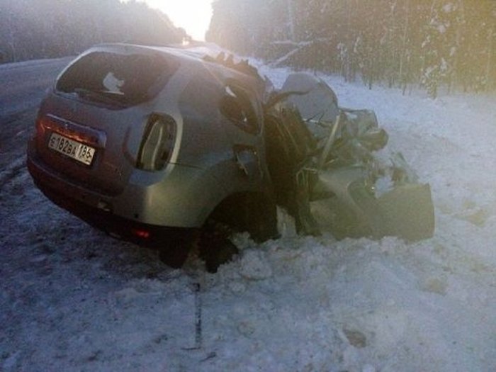 В ХМАО мародеры украли детали с автомобиля, пострадавшего в ДТП (4 фото)