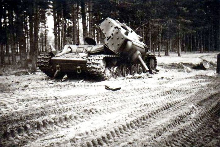 Таранная атака немецкой колонны советскими танкистами (12 фото)