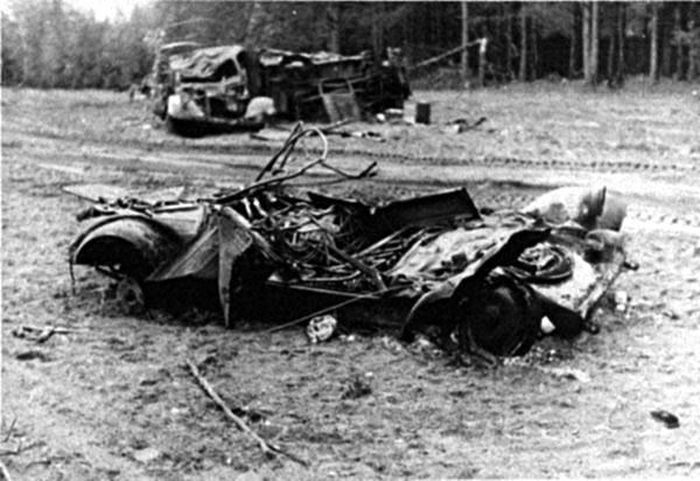Таранная атака немецкой колонны советскими танкистами (12 фото)