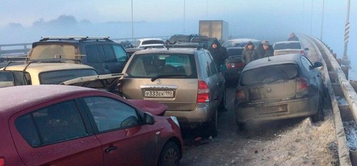 Возле Жуковского в массовом ДТП столкнулись 78 машин (13 фото + видео)