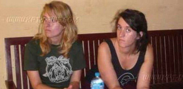 Двух американок депортировали из Камбоджи за эротический фотосет (11 фото)