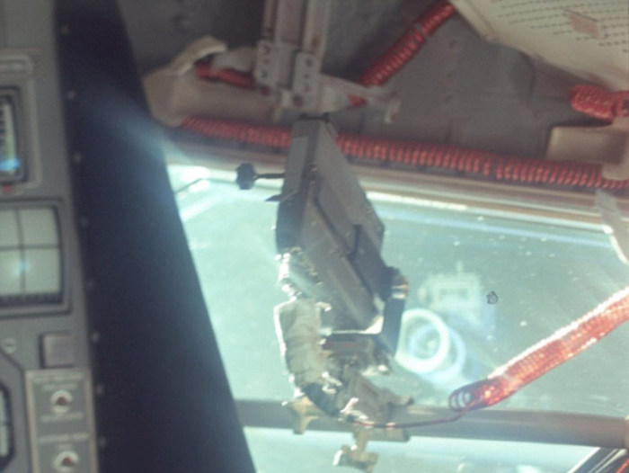 В чулане дома Нила Армстронга была обнаружена сумка с космическими инструментами (20 фото)
