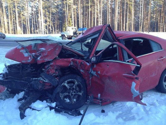 В Ленобласти чиновник на встречной полосе врезался в автомобиль, в котором ехала семья (5 фото)