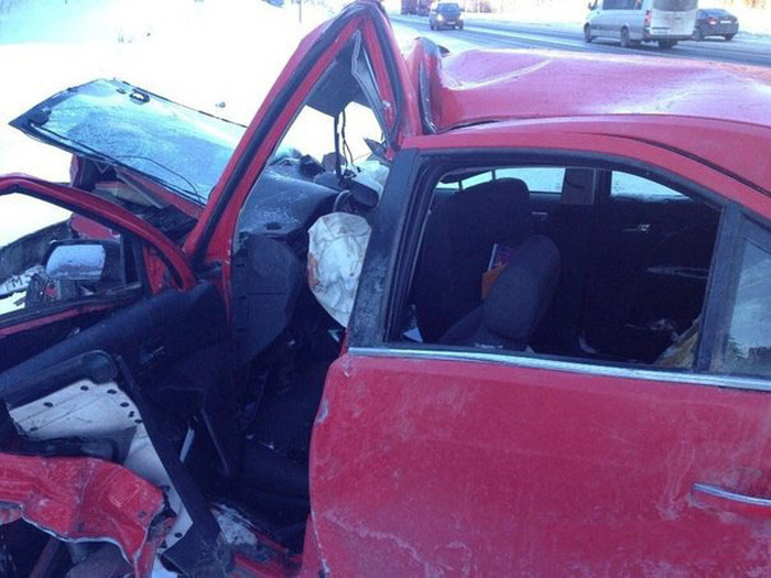 В Ленобласти чиновник на встречной полосе врезался в автомобиль, в котором ехала семья (5 фото)