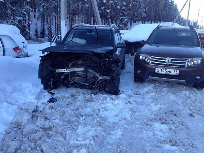 В Ленобласти чиновник на встречной полосе врезался в автомобиль, в котором ехала семья (5 фото)