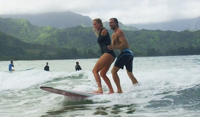 Стойкая американка продолжает заниматься серфингом, несмотря на инвалидность и беременность (16 фото)