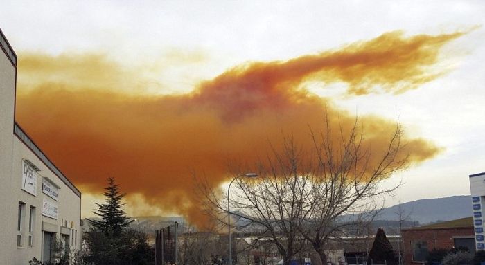 Пять городов Каталонии окутало токсичное оранжевое облако (22 фото)