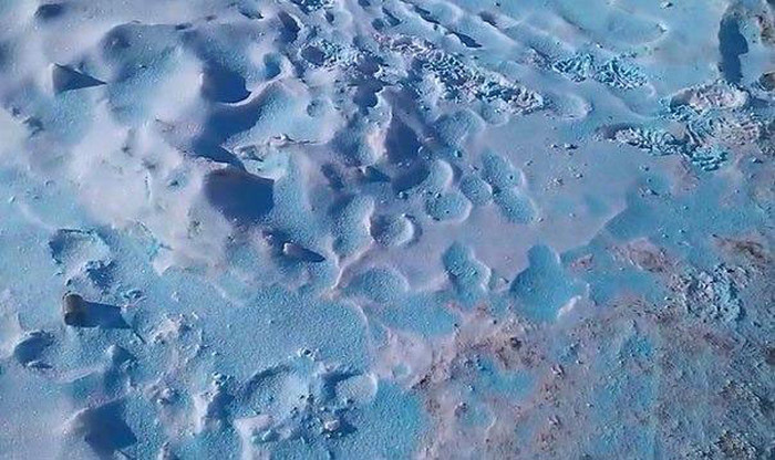 В Челябинской области выпал снег голубого цвета (9 фото + видео)