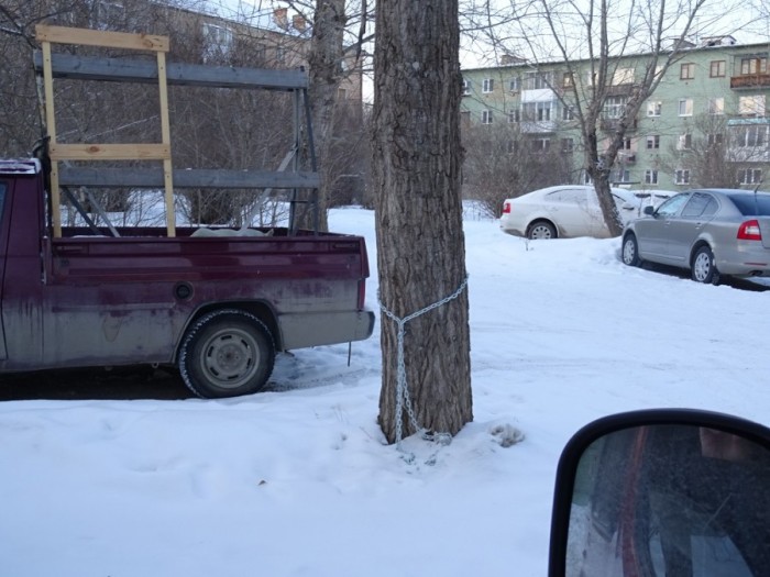 В Свердловской области происходит захват мест на дворовых парковках (12 фото)