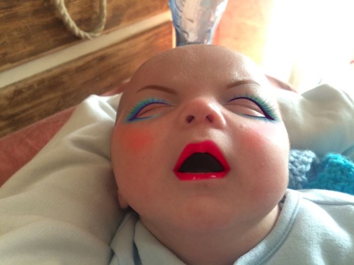 Младенец и макияж (7 фото)