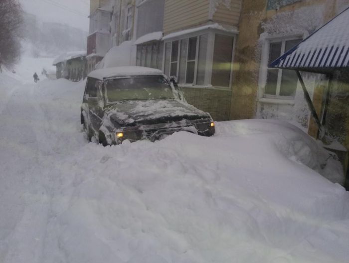 На Камчатке ликвидируют последствия сильного снегопада (50 фото)