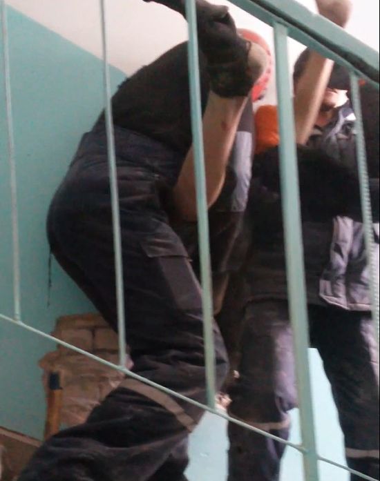 В Барнауле бездомный, учуял запах борща и залез в вентиляционную шахту дома (16 фото)