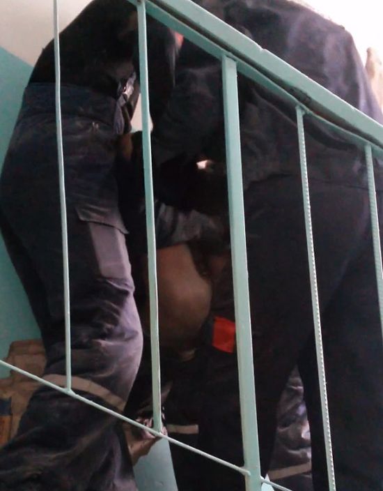 В Барнауле бездомный, учуял запах борща и залез в вентиляционную шахту дома (16 фото)
