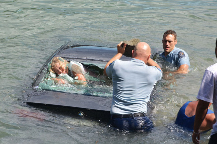 В Новой Зеландии полицейские спасли женщину из тонущего авто (7 фото)