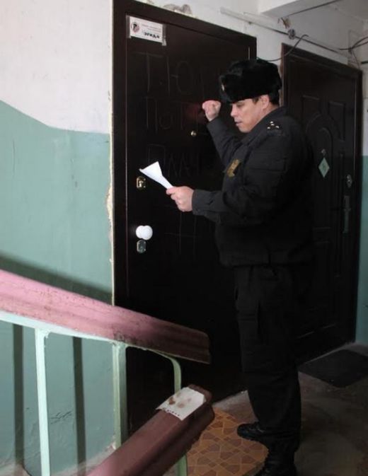 В Екатеринбурге подсудимый спрятался от судебных приставов в холодильнике (5 фото + видео)