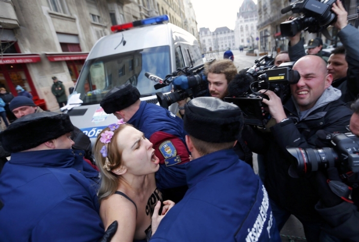 В Будапеште активистка Femen обнажилась в знак протеста против политики Путина (8 фото)