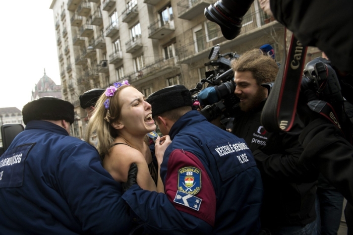 В Будапеште активистка Femen обнажилась в знак протеста против политики Путина (8 фото)