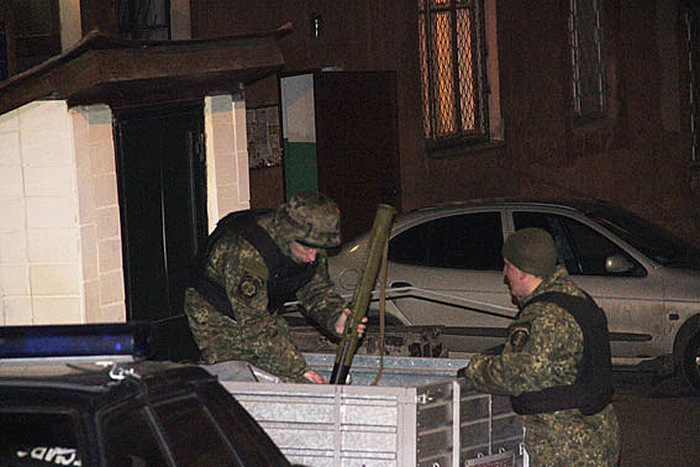 В Черниговской области задержали мужчину, который принес в школу гранатомет (7 фото)