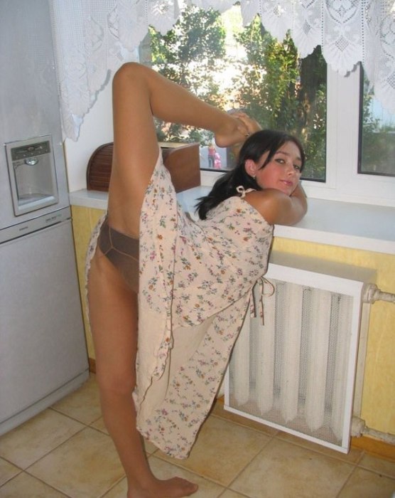 Девушка устроила акробатический фотосет в собственной квартире (40 фото)
