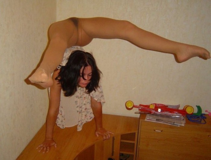 Девушка устроила акробатический фотосет в собственной квартире (40 фото)