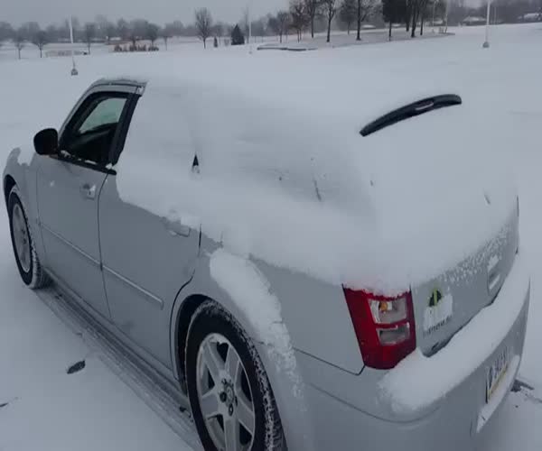 Альтернативный способ очистить машину от снега