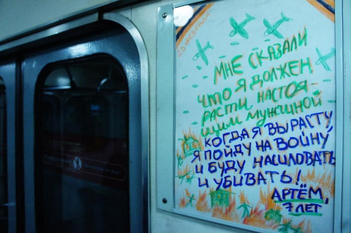 В метро Санкт-Петербурга появились антивоенные плакаты (4 фото)