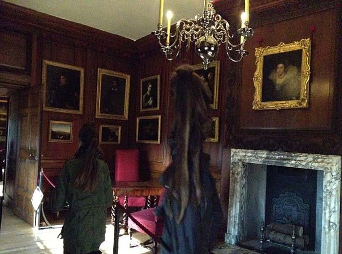 В лондонском дворце Хэмптон-Корт сфотографировали приведение «Серой леди» (12 фото)
