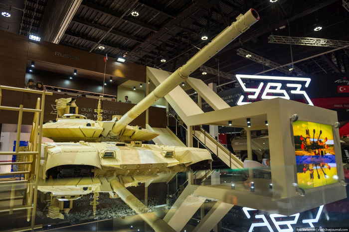 Фоторепортаж с выставки оружия International Defence Exhibition в Абу-Даби (64 фото)