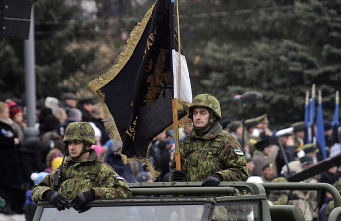 День независимости Эстонии отметили парадом войск НАТО, прошедшим в 300 метрах от российской границы (14 фото)
