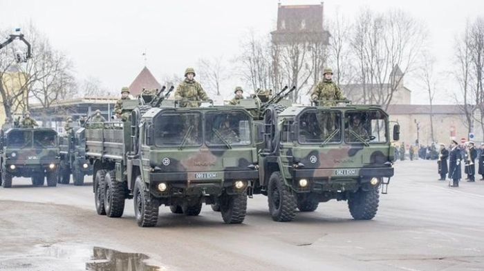 День независимости Эстонии отметили парадом войск НАТО, прошедшим в 300 метрах от российской границы (14 фото)