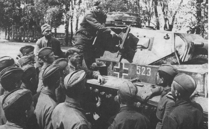 Трофейная военная техника в руках бойцов Красной армии (44 фото)