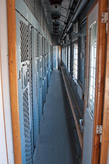 Знакомство с вагоном для транспортировки заключенных (15 фото)