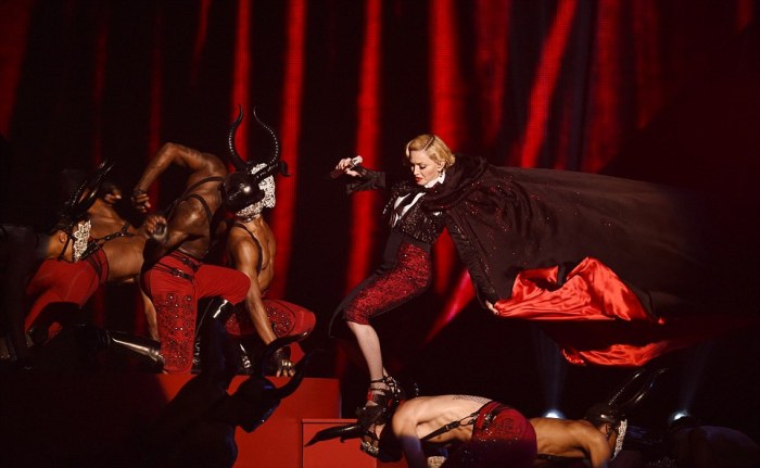 Во время выступления на церемонии Brit Awards Мадонна упала со сцены (7 фото + видео)